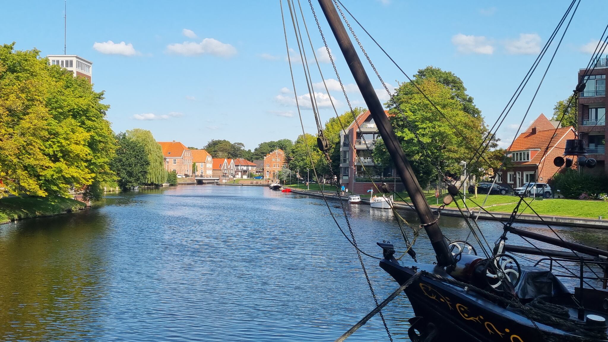 Mehr über den Artikel erfahren Große Hafenrundfahrt in Emden – Entdecke Ostfrieslands maritime Seite