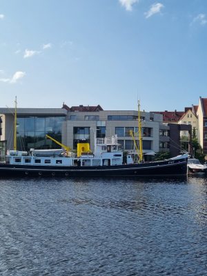 Emden Hafenhaus  und Schiff Ems